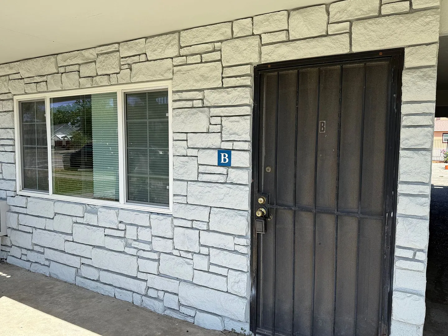 161 (900 Broadway) — Photo 2
