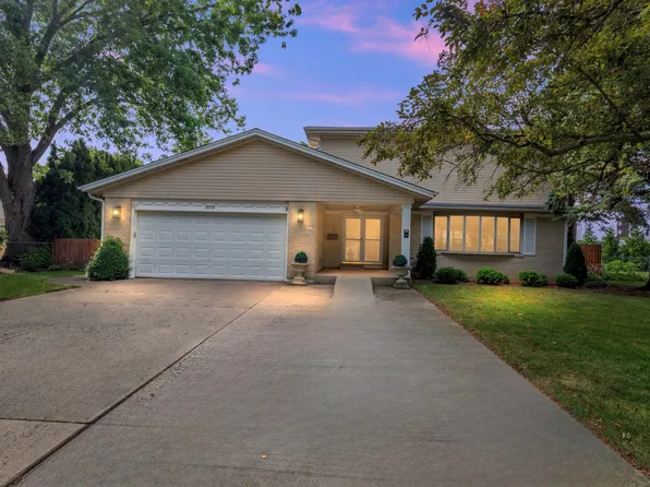 2019 E Avon Ln, Arlington Heights, IL 60004
