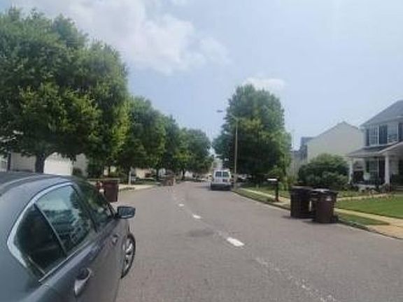 Exterior Neighborhood (street photo)