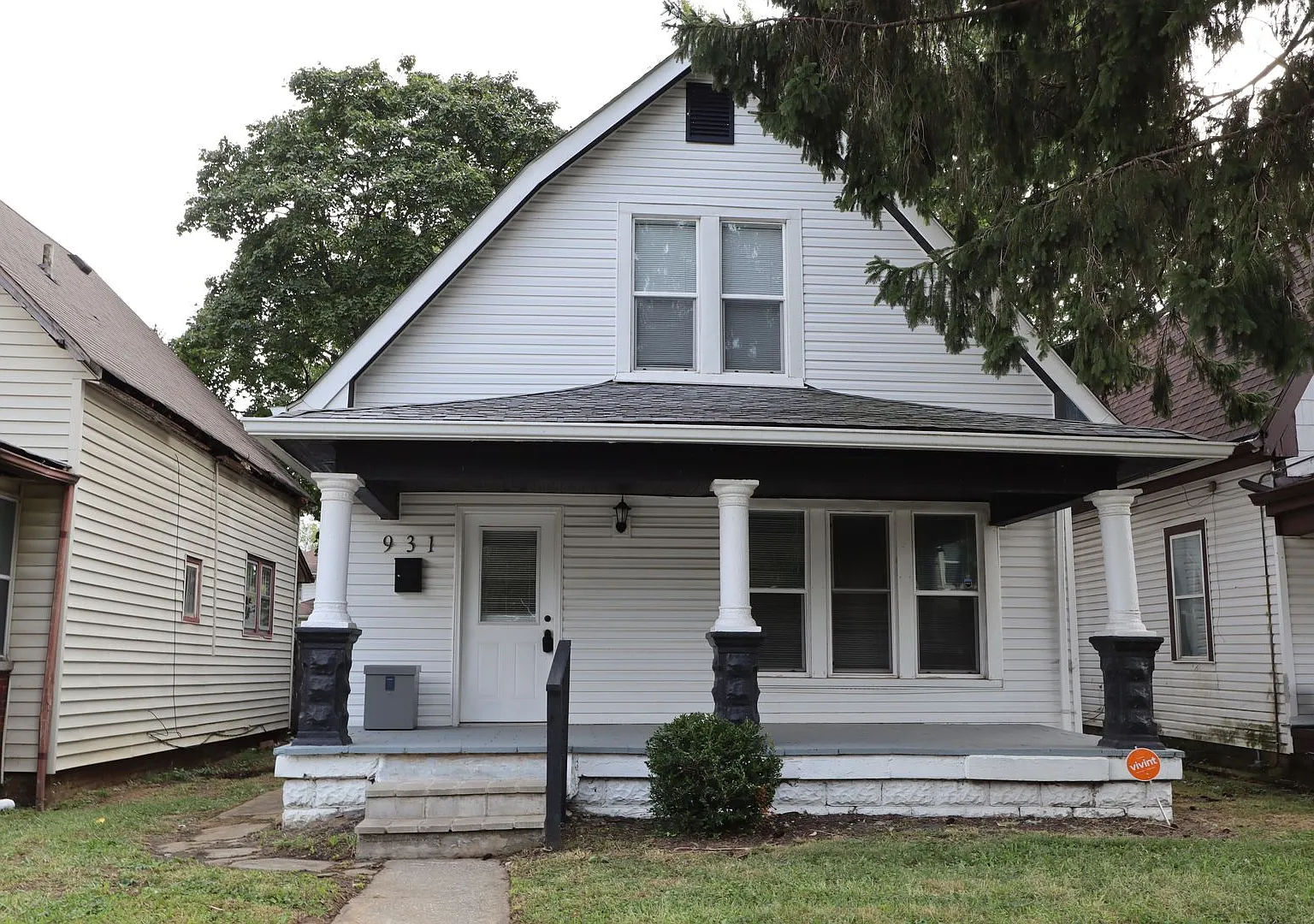 Large 2 Bedroom Home — Photo 1