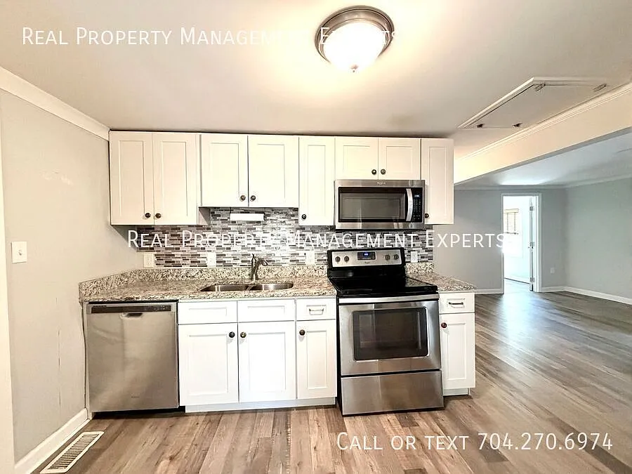 Beautiful 3BR/1BA Home in Charlotte! — Photo 2