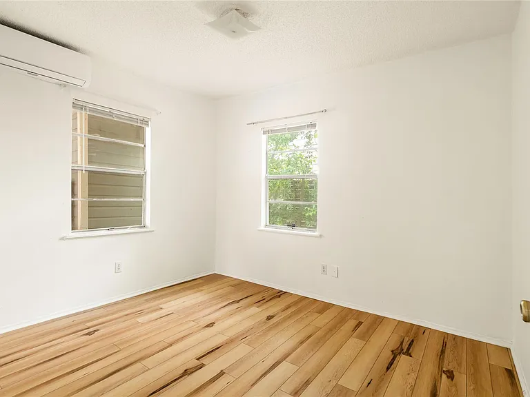 918 E 50th St #B — Photo 12