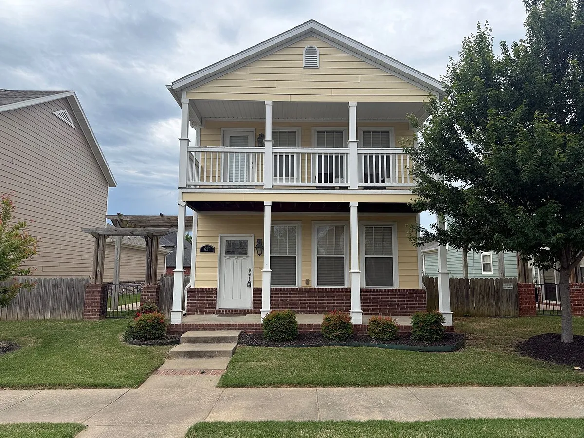 Building Photo - 637 N Longfellow Ln