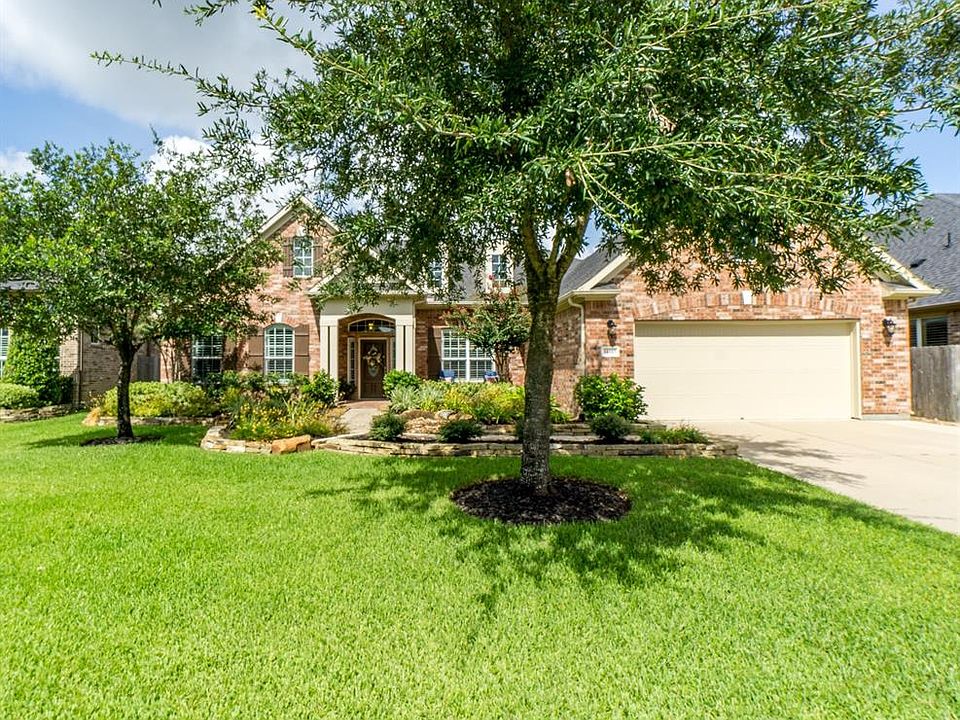 Fabulous 1-story Beazer home located in the gated community of Park at Arbordale in Cypress. Mature trees along with a lined rock border walkway and professional and landscaping offers great curb to this charming elevation!