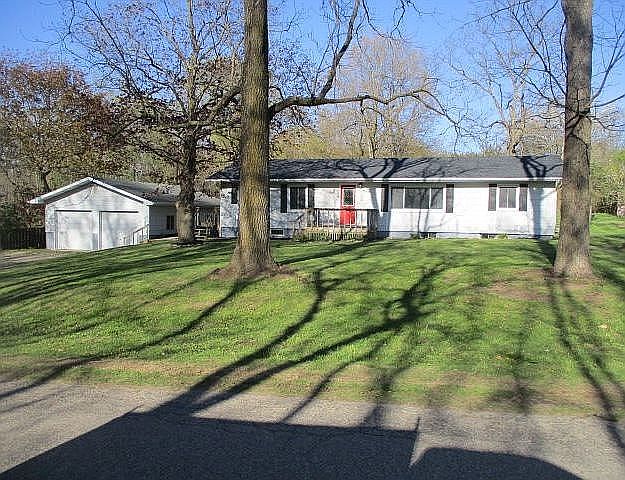 Spacious front and back yard