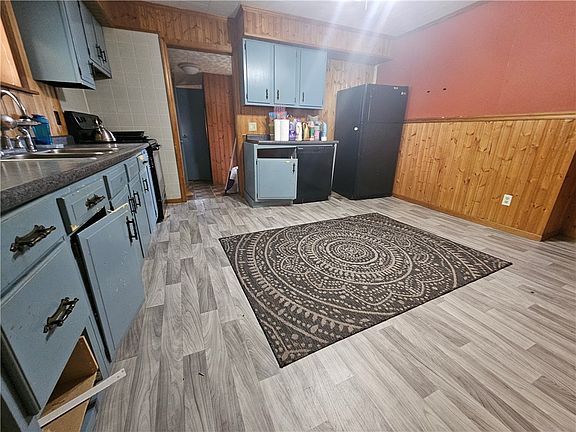 3rd image of 326 Riverside Dr