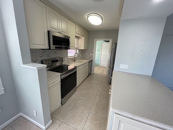 4th image of 2237 NE Center Cir