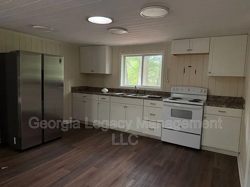 2 bed, 1.0 bath, $1,495 — Photo 2