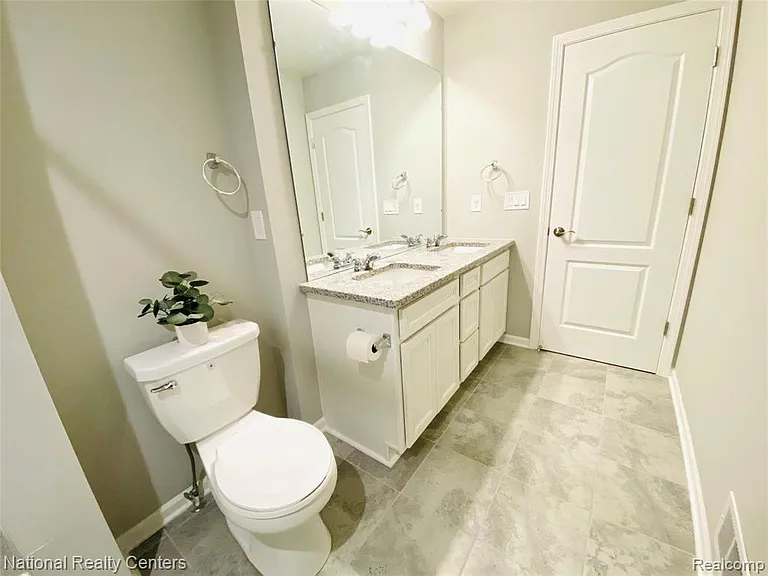 2835 Dillon Dr — Photo 25