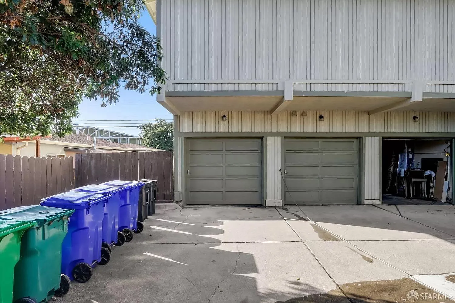 16527 Los Banos St — Photo 3