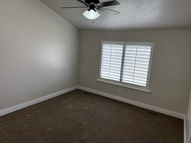 587 N Hills Ct — Photo 10