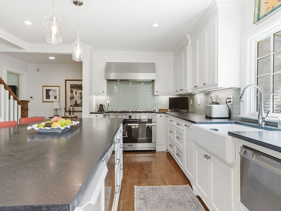 16th image of 200 Brookfield Ave