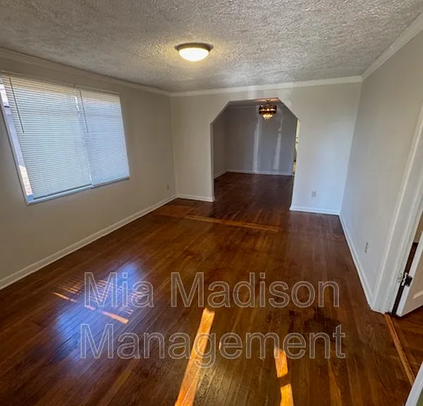 1026 W 41st St — Photo 2