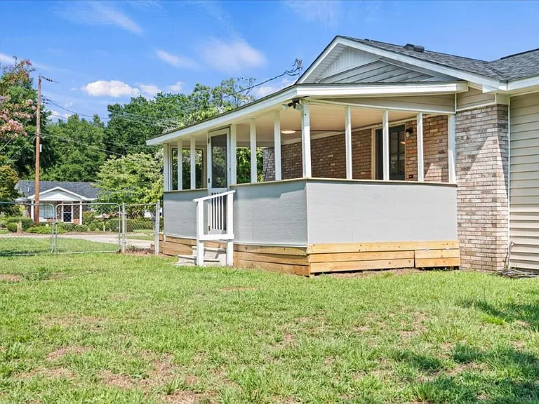423 Sheffield Dr — Photo 6