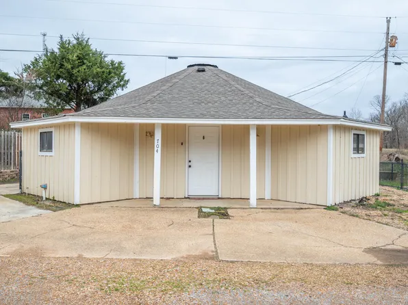 704 Roundhouse Rd, Starkville, MS 39759
