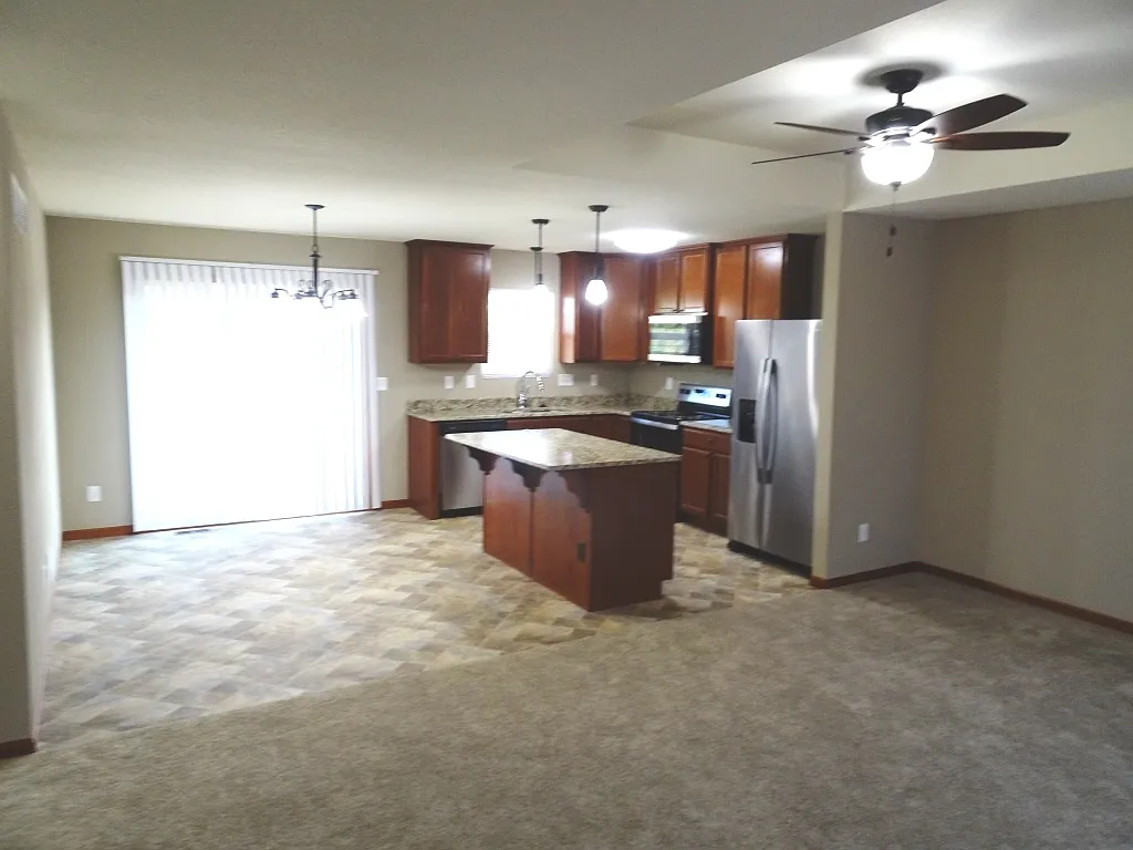4 bed, 2000 sqft, $2,300 — Photo 3