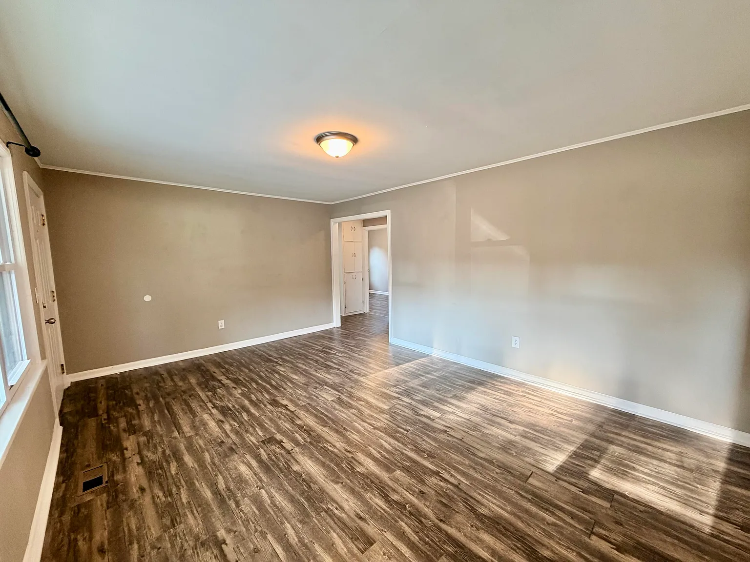 3 bed, 1.0 bath, 1062 sqft, $1,100 — Photo 3