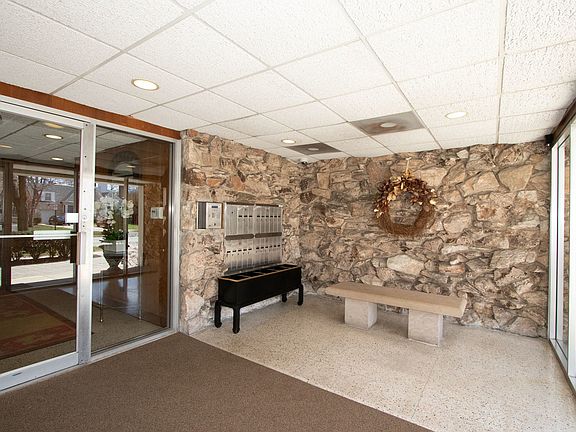 2nd image of 1535 N Park Ave #501