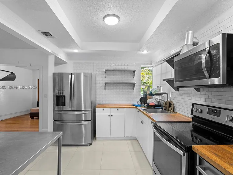 555 NE 73rd St — Photo 8