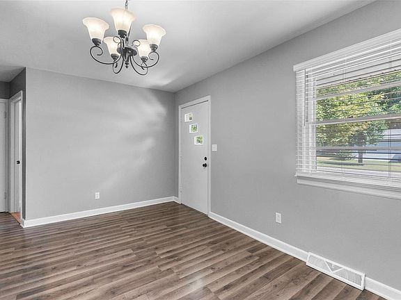 5th image of 313 Marion Ave
