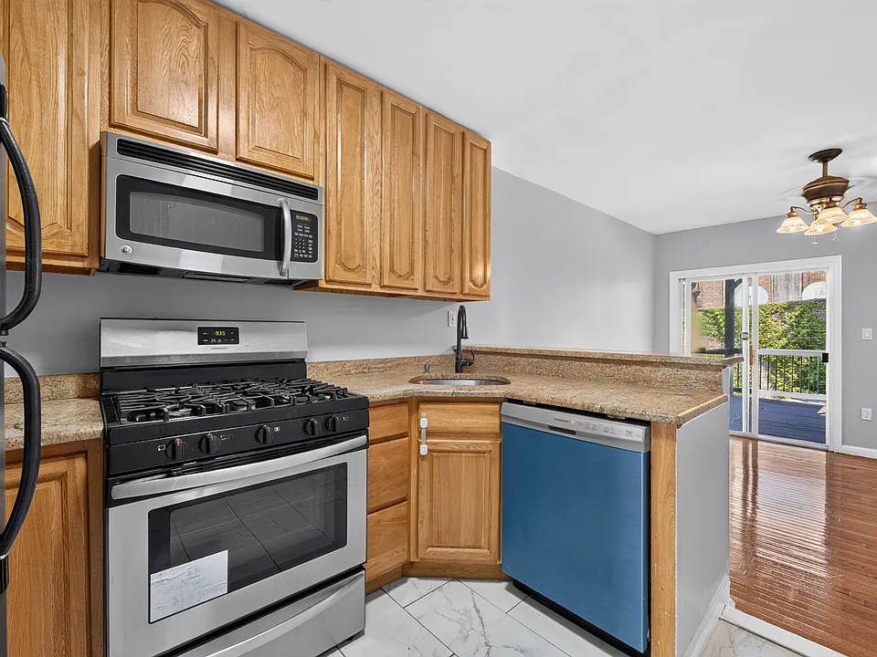 162 Griffith St #2L