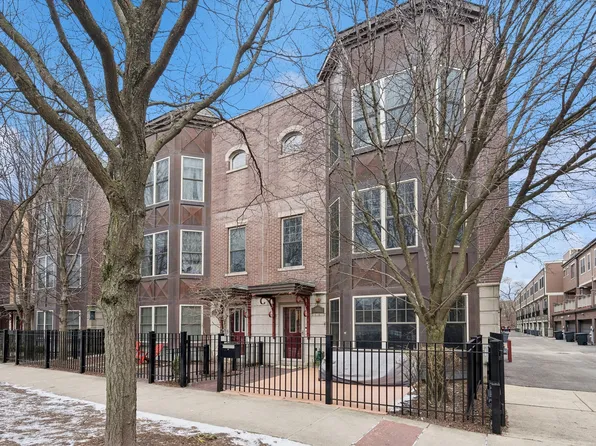 3021 W Cornelia Ave, Chicago, IL 60618