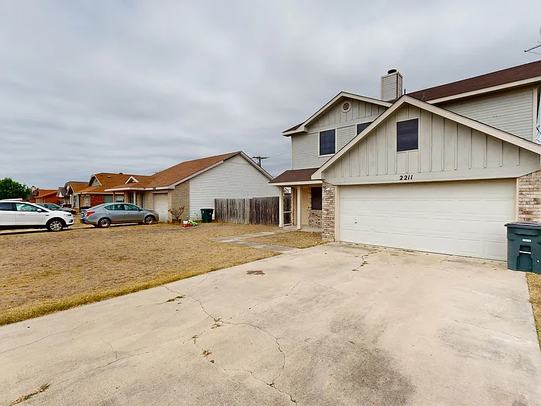 2211 Hilltop Loop — Photo 3