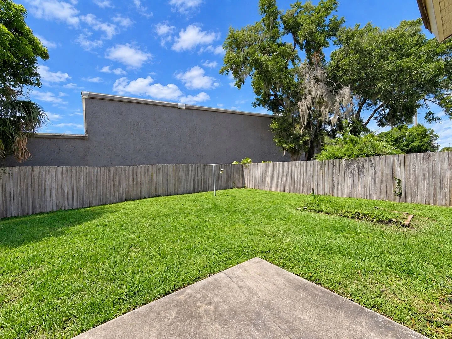 Renovated two bedroom duplex with private yard — Photo 2