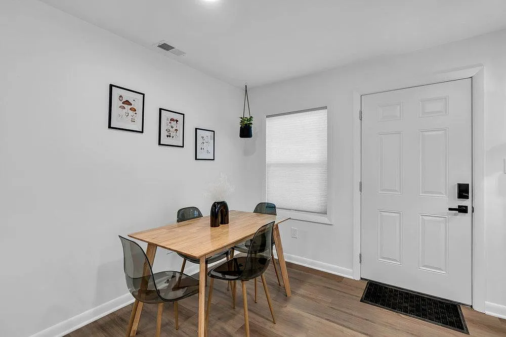 3 bed, 1008 sqft, $2,500 — Photo 3