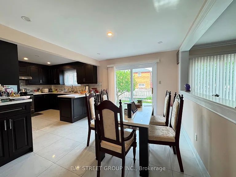 33 Northolt Cres — Photo 12