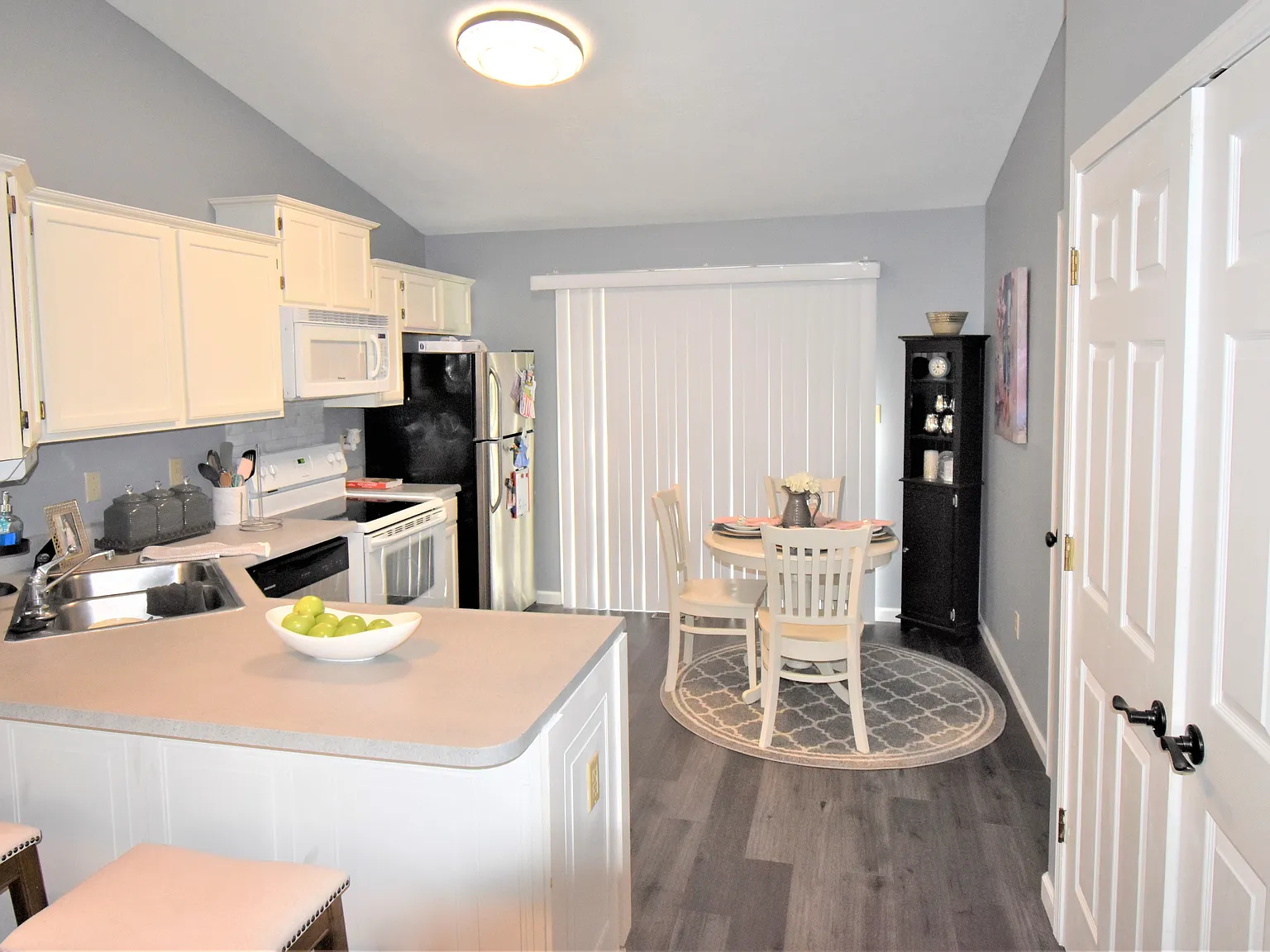 2 bed, $1,075 — Photo 3