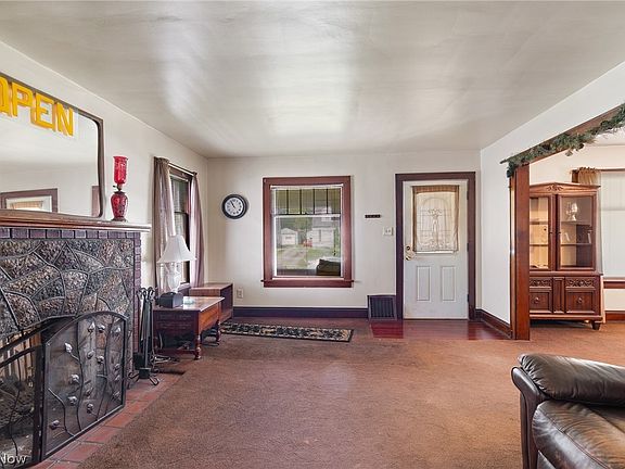 5th image of 223 Hawk Ave