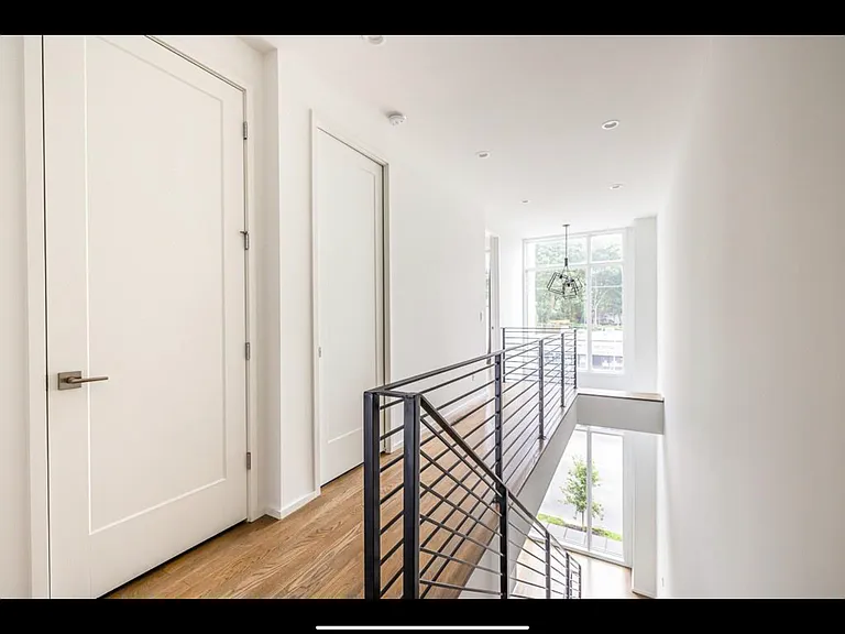 713 Moreland Ave SE #2 — Photo 3