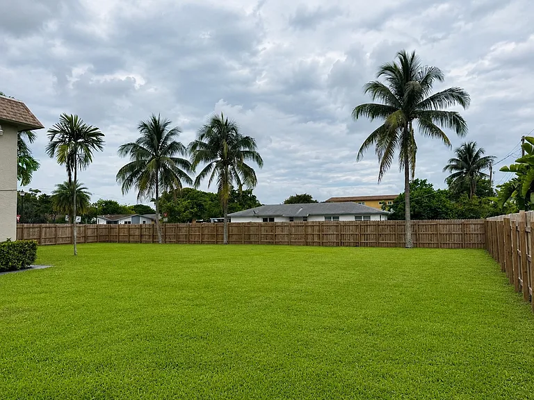 811 NW 6 Ave exterior 7 - fenced yard / building