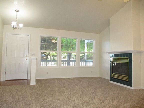 Great room w/ fireplace