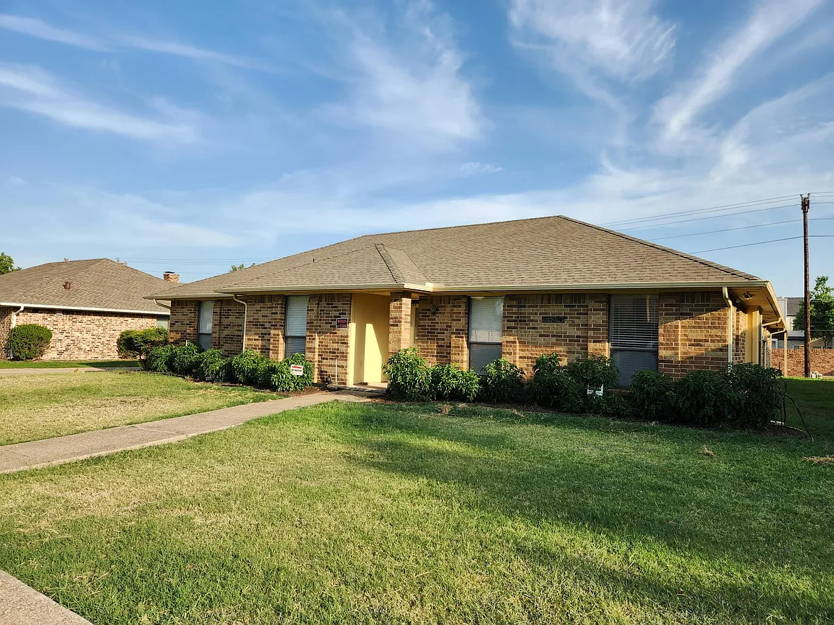 Building Photo - 1526 Silverleaf Dr