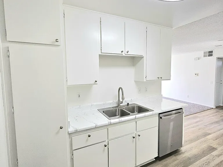 AMBERWOOD APARTMENTS — Photo 8