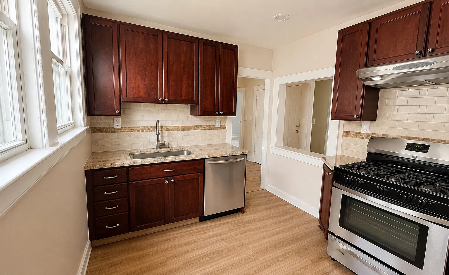 3 bed, 1300 sqft, $2,900 — Photo 2