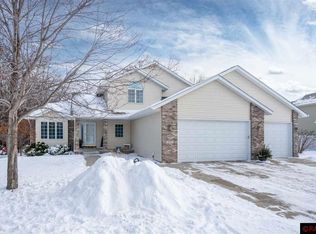 2112 Eagle Ridge Dr, North Mankato, MN 56003
