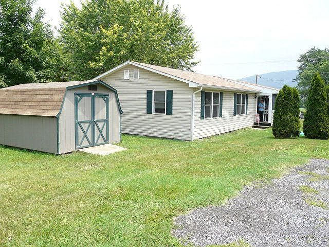 Back yard with shed that has electricity. Could be your next workshop!!