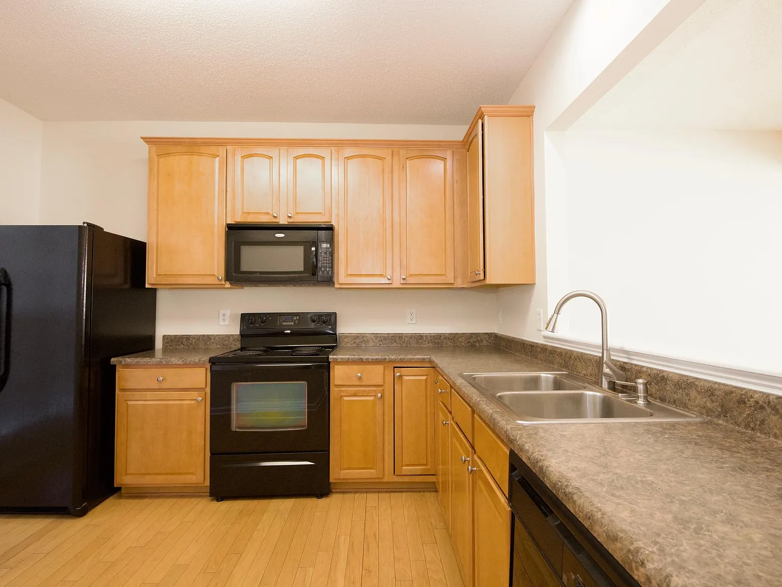 2 bed, 2.5 bath, 1448 sqft, $2,100 — Photo 4