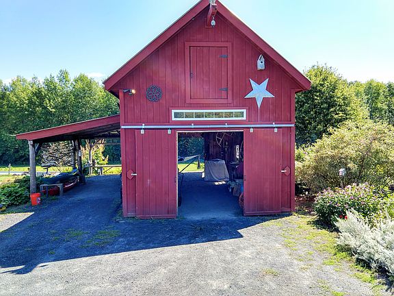 32' x 26' barn built 2005. 