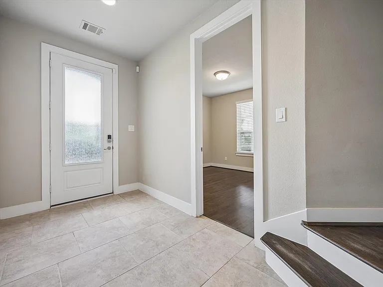 2710 Freund St — Photo 5