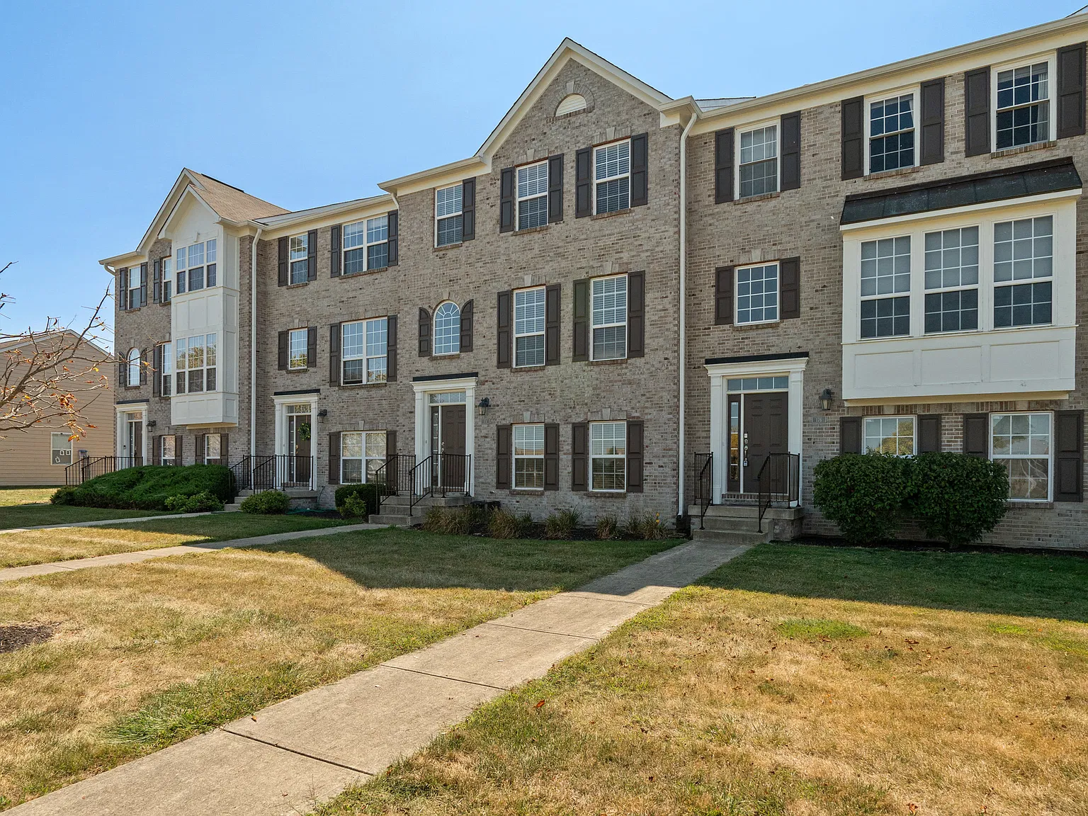 3 bed, 3.5 bath, 2328 sqft, $2,250 — Photo 3
