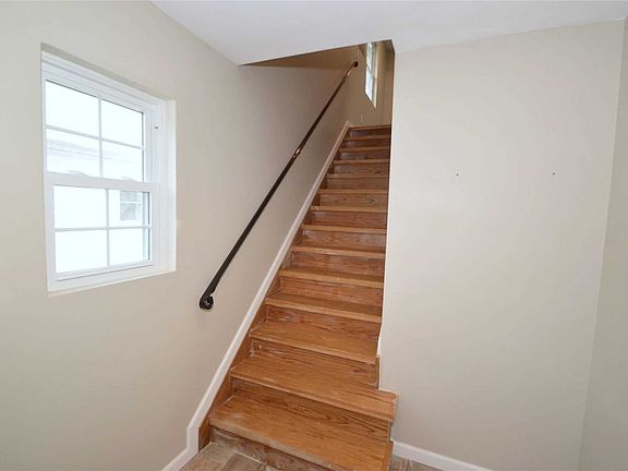 2nd image of 13 Flowerhill Pl Floor 2