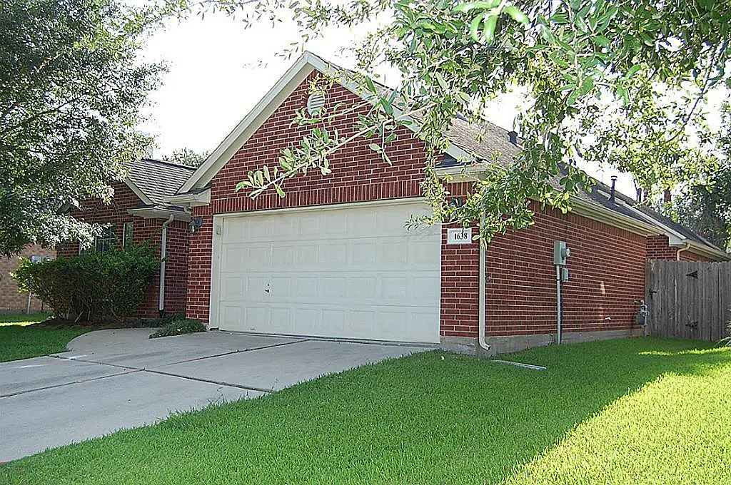 3 bed, 2.0 bath, 2047 sqft, $2,400 — Photo 1