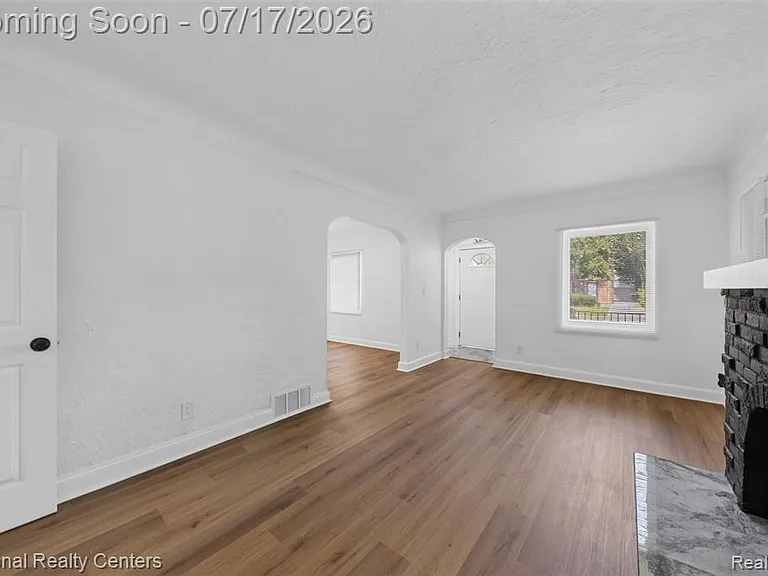 13527 Winthrop St — Photo 41