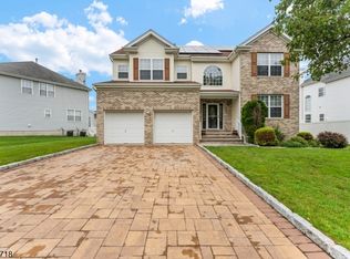 8 Cobblers Cir, Franklin Park, NJ 08823