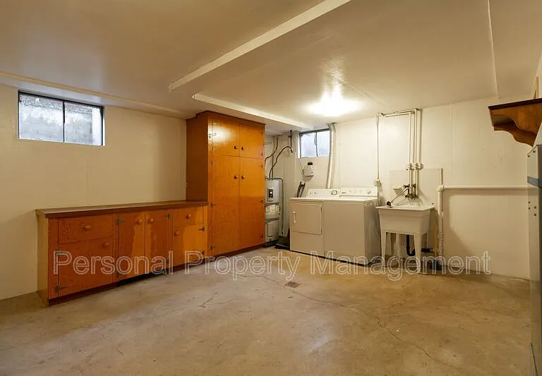 219 W 31st St — Photo 10