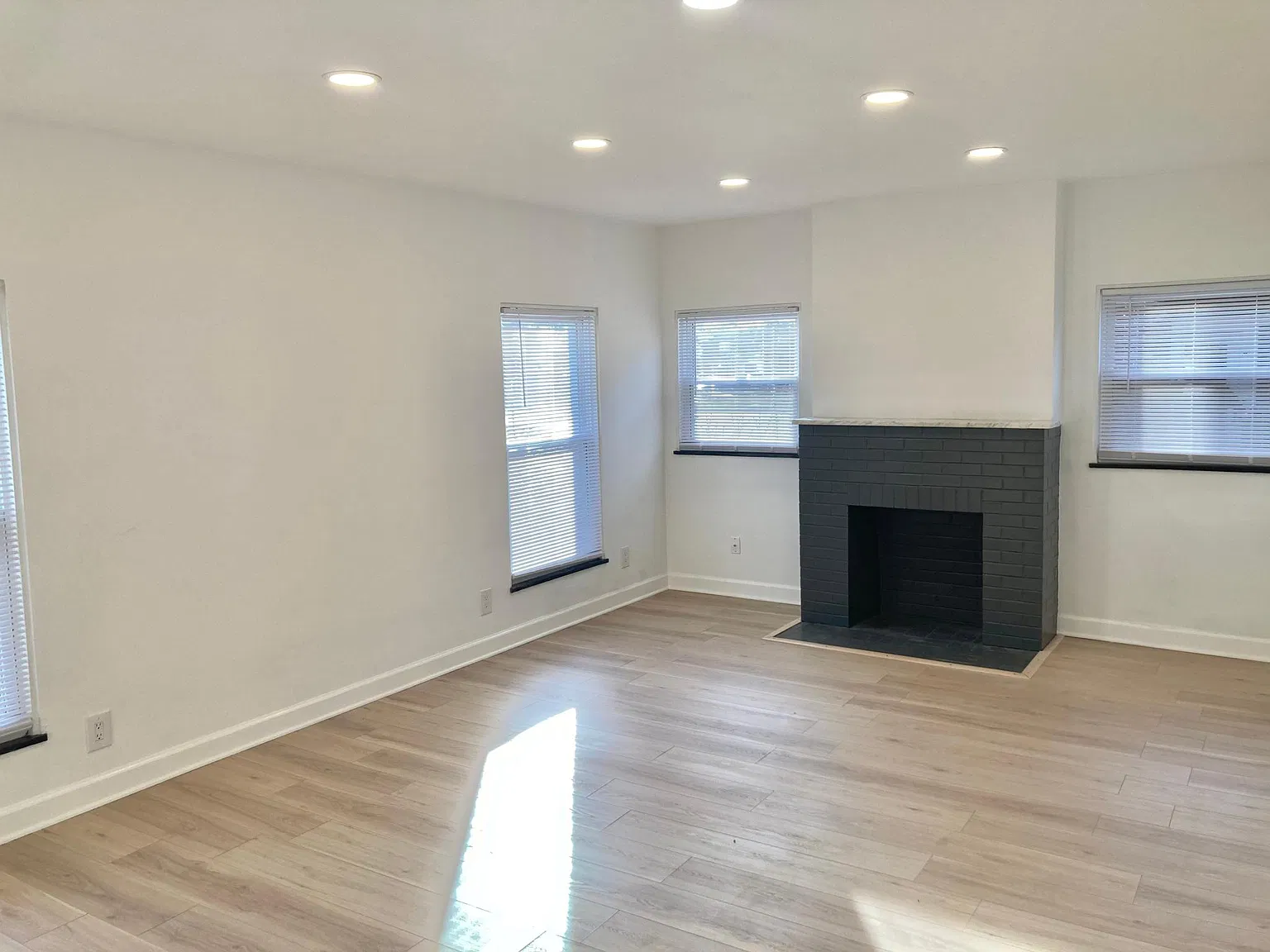 2 bed, 1000 sqft, $1,580 — Photo 1